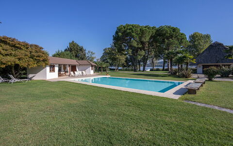 Villa Brin: Schwimmbad, Wohngebiet, Schatten, Zuhause, Estate, Resort, Bauernhaus, Hütte, Hazienda, Garten