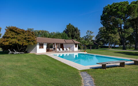Villa Brin: Schwimmbad, Haus, Zuhause, Wohngebiet, Hütte, Bauernhaus, Schatten, Dach, Estate, Resort