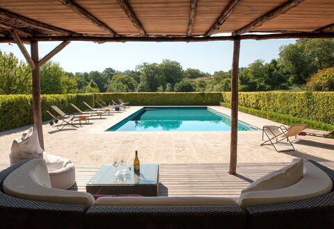 Villa Collombroso: Schwimmbad, Gartenmöbel, Möbel, Resort, Sonnenliege, Schatten, Verbundwerkstoff, Freizeit, Stuhl, Garten