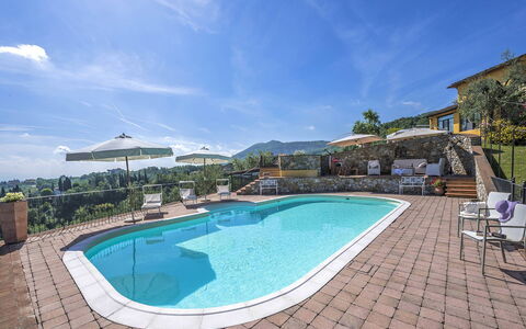 Villa delle Rose: Schwimmbad, Resort, Gartenmöbel, Eco Hotel, Hotel, Ferienort, Regenschirm, Stuhl, Sonnenliege, Villa