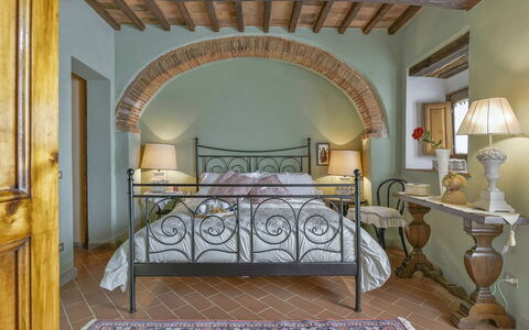 Villa delle Rose: Möbel, Interior Design, Bett, Schlafzimmer, Decke, Flooring, Bedding, Zimmer, Fussboden, Bettrahmen