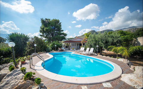 Villa la Randa: Schwimmbad, Blau, Wasser, Gartenmöbel, Resort, Freizeit, Regenschirm, Eco Hotel, Verbundwerkstoff, Schatten