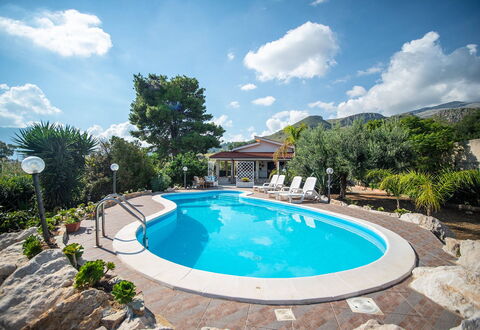 Villa la Randa: Schwimmbad, Blau, Wasser, Gartenmöbel, Resort, Freizeit, Regenschirm, Eco Hotel, Verbundwerkstoff, Schatten
