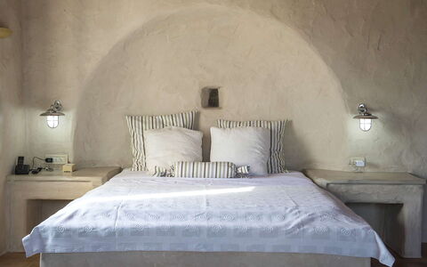 Villa Mycenaean: Schlafzimmer, Kissen, Bedding, Linens, Bettrahmen, Lampe, Bettdecke, Dekokissen, Bett