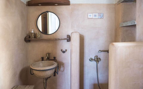 Villa Mycenaean: Wand, Armatur, Bad Sink, Installation, Zapfhahn, Sinken, Badezimmer, Spiegel, Holzbeize