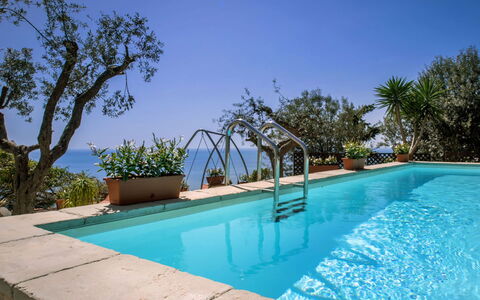 Villa Sea Breeze: Blau, Schwimmbad, Resort, Blumentopf, Eco Hotel, Zimmerpflanze, Schatten, Hazienda, Villa, Hotel