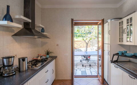 Villa Sea Breeze: Küche, Küchengerät, Countertop, Interior Design, Major Appliance, Holz, Flooring, Cabinetry, Herd, Möbel