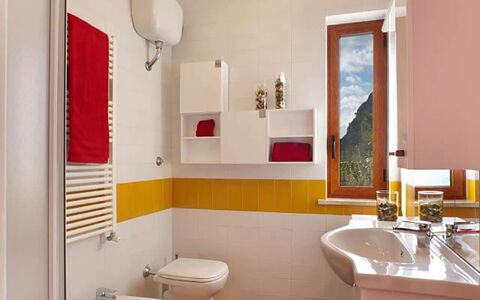 Villa Sea Breeze: Toilleten Sitz, Interior Design, Badezimmer, Armatur, Toilette, Flooring, Wand, Fussboden, Sinken, Zapfhahn