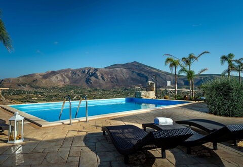 Villa Thalia: Schwimmbad, Resort, Eco Hotel, Möbel, Gartenmöbel, Hotel, Stuhl, Villa, Schatten