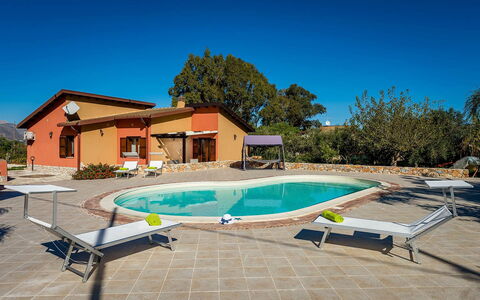 Villa Thyrrenia: Schwimmbad, Gartenmöbel, Resort, Verbundwerkstoff, Stuhl, Estate, Eco Hotel, Schatten, Regenschirm, Hazienda
