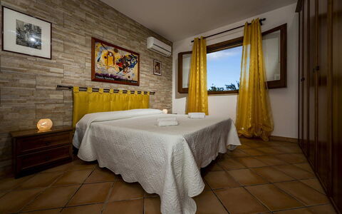Villa Thyrrenia: Möbel, Interior Design, Holz, Fussboden, Flooring, Decke, Beleuchtung, Bett, Zimmer, Schlafzimmer