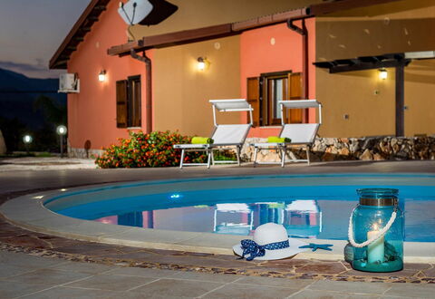 Villa Thyrrenia: Schwimmbad, Resort, Gartenmöbel, Regenschirm, Eco Hotel, Villa, Stuhl, Hazienda, Sonnenliege, Schatten