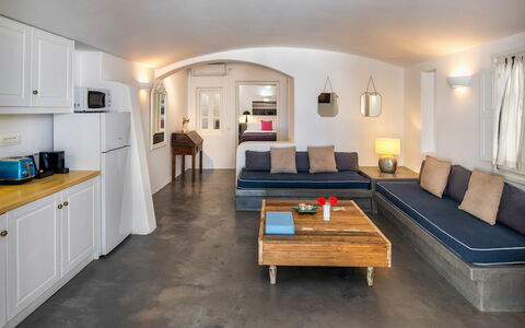 Villa Vorias: Möbel, Couch, Interior Design, Flooring, Fussboden, Decke, Beleuchtung, Wohnzimmer, Zimmer