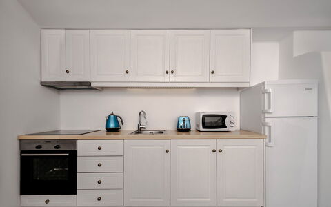 Villa Vorias: Cabinetry, Möbel, Küchengerät, Major Appliance, Küche, Holz, Countertop, Interior Design, Schrank, Flooring