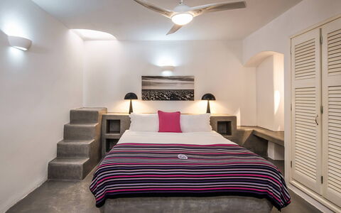 Villa Vorias: Möbel, Interior Design, Flooring, Fussboden, Decke, Beleuchtung, Zuhause, Zimmer, Bett, Schlafzimmer