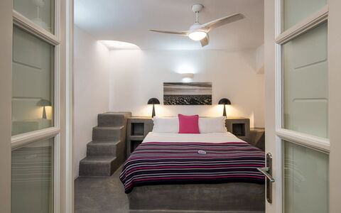 Villa Vorias: Interior Design, Möbel, Flooring, Fussboden, Decke, Zimmer, Bett, Beleuchtung, Schlafzimmer, Zuhause