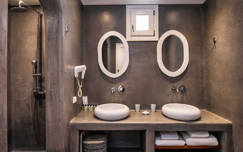 Villa Vorias: Armatur, Interior Design, Badezimmer, Installation, Sinken, Zapfhahn, Bad Sink, Spiegel, Light Fixture