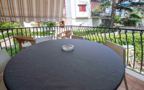 Apartment Alan: Möbel, Tabelle, Stuhl, Küche & Esszimmer Tisch, Tisch Im Freien, Gartenmöbel, Schatten, Balkon, Restaurant, Kaffetisch