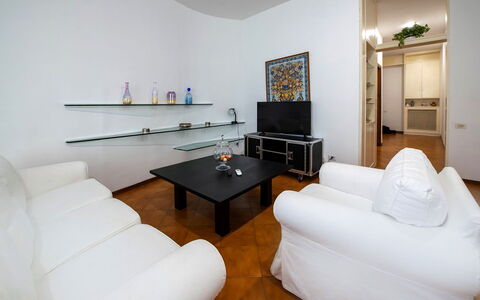Apartment Alan: Möbel, Interior Design, Couch, Flooring, Fussboden, Zimmer, Wohnzimmer, Decke, Tabelle, Fernsehen