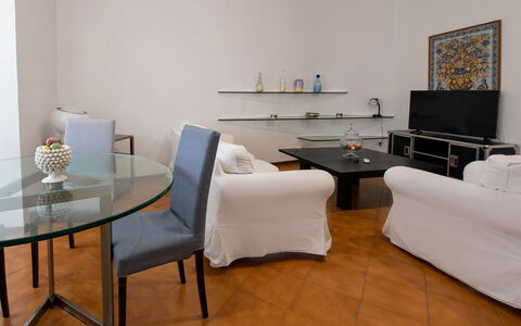 Apartment Alan: Möbel, Interior Design, Flooring, Fussboden, Tabelle, Couch, Zimmer, Wohnzimmer, Beleuchtung, Wohnung