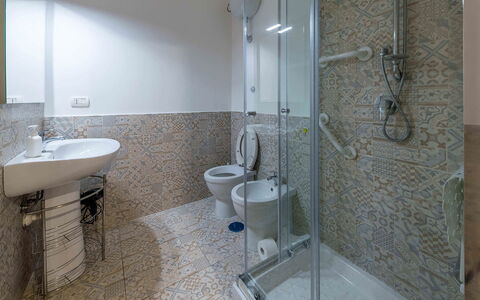 Apartment Alan: Flooring, Fussboden, Badezimmer, Armatur, Interior Design, Bad Sink, Toilette, Sinken, Fliese, Zapfhahn