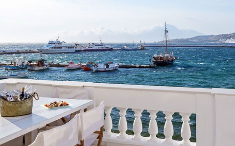 Campani Villa: Meer, Küsten Und Ozeanische Forms, Ozean, Küste, Gartenmöbel, Boot, Balkon, Watercraft, Schatten, Stuhl