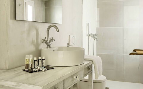 Campani Villa: Badezimmer, Armatur, Wand, Bad Sink, Interior Design, Sinken, Flooring, Fussboden, Weiss, Zapfhahn