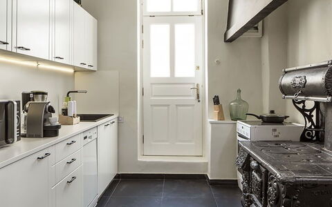 Campani Villa: Küchengerät, Küche, Cabinetry, Countertop, Interior Design, Flooring, Major Appliance, Holz, Haushaltsgerät, Fussboden
