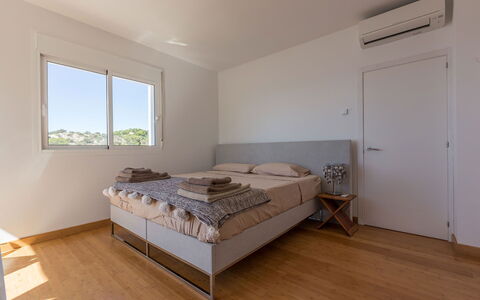 Can Lorenzo: Bett, Schlafzimmer, Wand, Fussboden, Möbel, Holz, Interior Design, Flooring, Bettdecke, Bedding