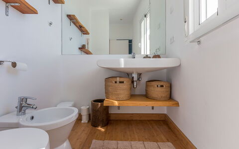 Can Lorenzo: Wand, Armatur, Interior Design, Holz, Flooring, Bad Sink, Fussboden, Sinken, Decke, Badezimmer
