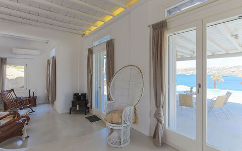 Carmen 1: Fussboden, Schatten, Stuhl, Estate, Formen, Villa, Balkon, Gartenmöbel, Fensterbehandlung, Resort
