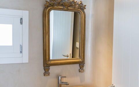 Carmen 1: Spiegel, Bad Sink, Armatur, Interior Design, Sinken, Zapfhahn, Installation, Beleuchtung, Badezimmer, Zuhause