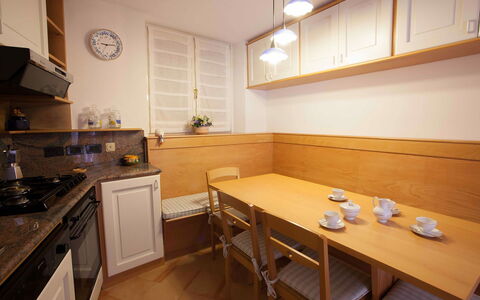 Casa Amalfitana: Küche, Möbel, Flooring, Interior Design, Holz, Countertop, Fussboden, Küchengerät, Cabinetry, Decke