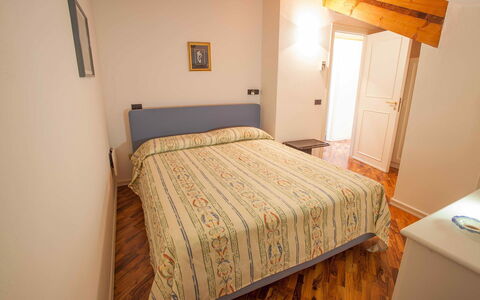 Casa Amalfitana: Bett, Schlafzimmer, Bedding, Bettdecke, Interior Design, Fussboden, Holz, Linens, Zimmer, Textil