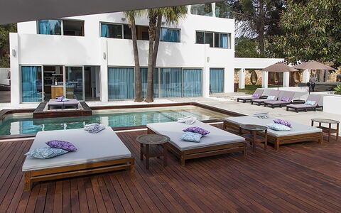Casa Asia: Möbel, Schwimmbad, Gartenmöbel, Flooring, Fussboden, Resort, Schatten, Stuhl, Verbundwerkstoff, Deck