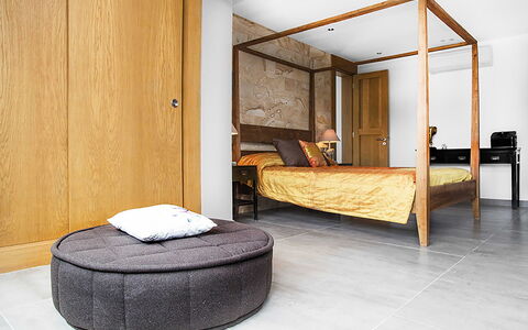 Casa Asia: Möbel, Interior Design, Fussboden, Flooring, Bett, Schlafzimmer, Wand, Holz, Holzboden, Zimmer