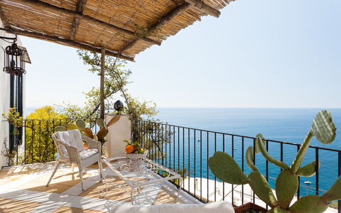 Casa Bellevue: Möbel, Stuhl, Balkon, Meer, Gartenmöbel, Blumentopf, Küste, Zimmerpflanze, Ozean, Resort