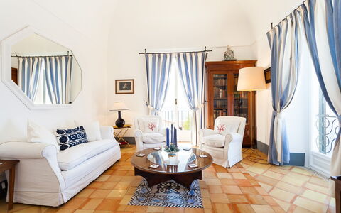 Casa Bellevue: Möbel, Interior Design, Flooring, Fussboden, Couch, Wohnzimmer, Decke, Beleuchtung, Zimmer, Stuhl