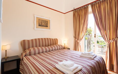 Casa Bellevue: Möbel, Schlafzimmer, Wohnung, Bedding, Bett, Bettdecke, Linens, Bettrahmen, Fensterabdeckung, Fensterbehandlung