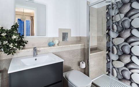 Casa Delfino: Badezimmer, Armatur, Interior Design, Wand, Flooring, Sinken, Toilette, Fussboden, Bad Sink, Zapfhahn