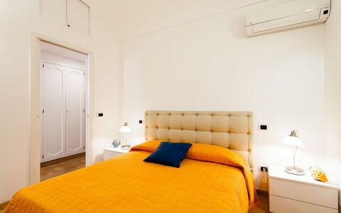 Casa Dorothea 2: Bett, Interior Design, Schlafzimmer, Möbel, Holz, Bettdecke, Fussboden, Flooring, Bedding, Decke