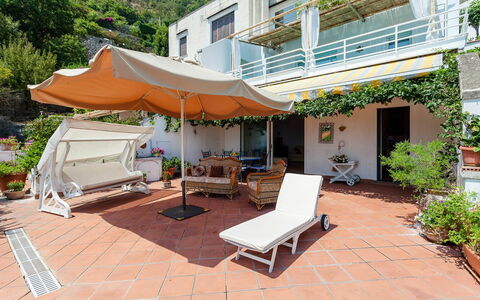 Casa Dorothea 3: Blumentopf, Balkon, Zimmerpflanze, Gartenmöbel, Resort, Stuhl, Schatten, Eco Hotel, Markise, Regenschirm