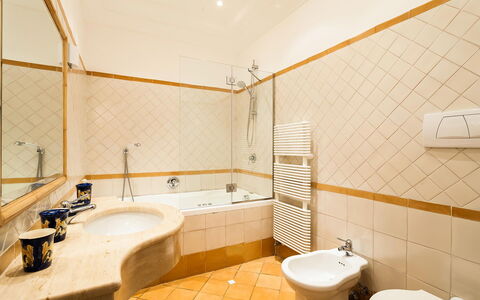 Casa Dorothea 3: Badezimmer, Flooring, Fussboden, Armatur, Interior Design, Bad Sink, Badewanne, Sinken, Zapfhahn, Decke
