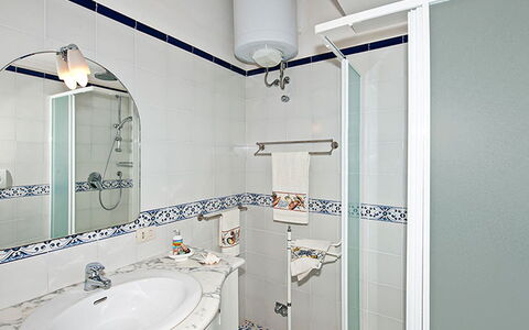 Positano View: Armatur, Interior Design, Badezimmer, Bad Sink, Flooring, Fussboden, Sinken, Zapfhahn, Installation, Fliese