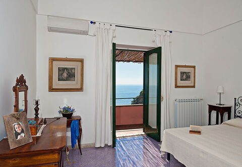 Positano View: Fussboden, Möbel, Flooring, Interior Design, Zimmer, Bilderrahmen, Meer, Ozean, Bett, Holzbeize