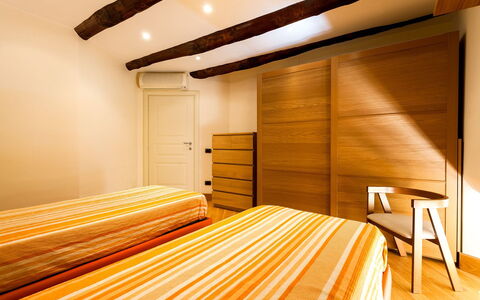 Casa Rossella: Interior Design, Bett, Schlafzimmer, Gelb, Holz, Flooring, Möbel, Fussboden, Bettdecke, Decke