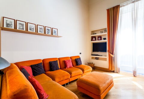 Casa Rossella: Möbel, Interior Design, Couch, Flooring, Holz, Wohnzimmer, Fussboden, Zimmer, Beleuchtung, Zuhause