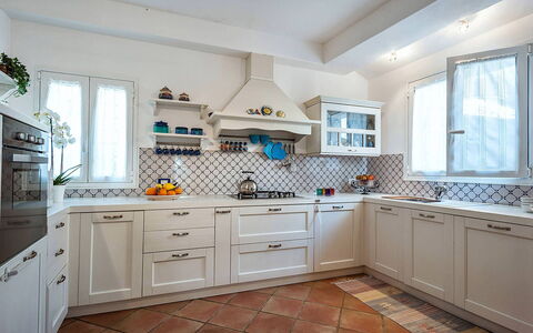 Casa Tika: Küche, Interior Design, Countertop, Flooring, Cabinetry, Möbel, Fussboden, Zuhause, Major Appliance, Küchengerät
