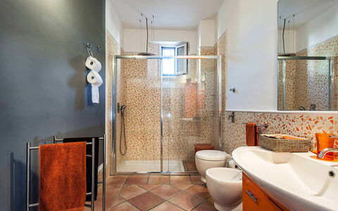 Casa Tika: Badezimmer, Armatur, Flooring, Interior Design, Fussboden, Fliese, Zapfhahn, Installation, Beleuchtung, Sinken