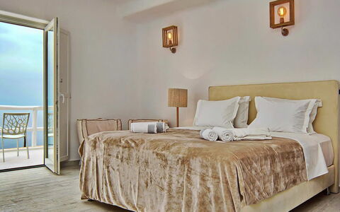Fanaria Villa: Möbel, Interior Design, Schlafzimmer, Bett, Fussboden, Flooring, Beleuchtung, Bedding, Bettdecke, Zimmer